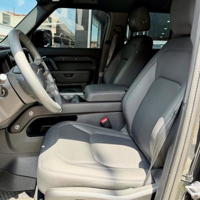 Land Rover Defender 2025