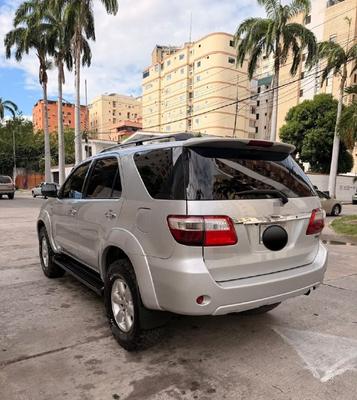 Toyota Fortuner 2011
