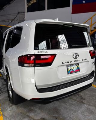 Toyota Land Cruiser 300 2025