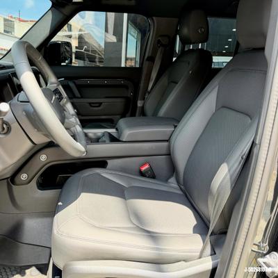 Land Rover Defender 2025