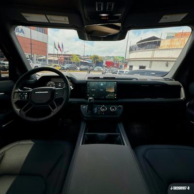 Land Rover Defender 2025